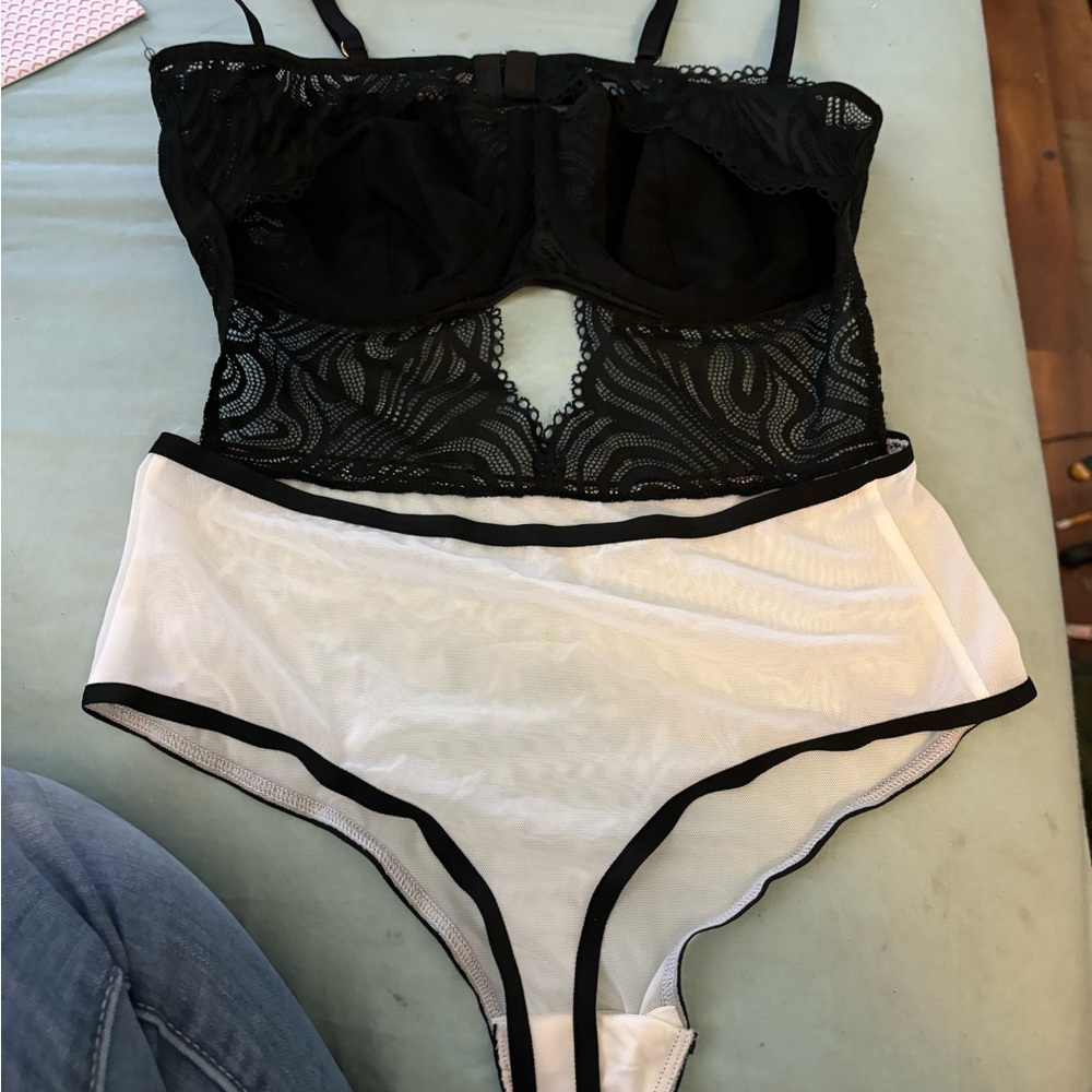 Lingerie - Picture 2 of 2